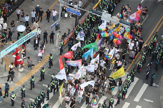 지난 17일 오후 대구 중구 중앙로 대중교통전용지구에서 대구퀴어문화축제 참가자들이 도심을 행진하고 있다. 뉴스1