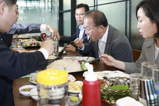 윤재옥 국민의힘 원내대표가 23일 서울 가락동 수산시장을 방문해 동료 의원들과 식사하고 있다. 뉴시스