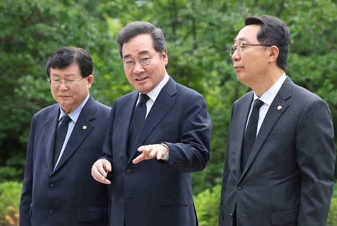 더불어민주당 이낙연 전 대표가 28일 오전 서울 동작구 국립서울현충원에서 고 김대중 전 대통령 묘소를 찾아 참배하고 더불어민주당 설훈, 윤영찬 의원과 대화하고 있다. 연합뉴스