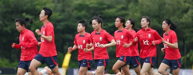 FIFA 여자 월드컵을 준비하는 여자 축구 대표팀 선수들이 30일 경기도 파주 축구대표팀트레이닝센터에서 본격적인 훈련을 하기 전 러닝으로 몸을 풀고 있다. 대한축구협회 제공