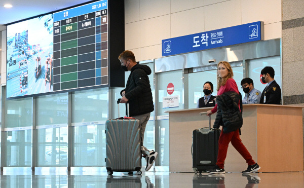 (자료사진)부산국제여객터미널 부두에 도착한 관광객들이 입국장을 통과하고 있다. 질병청은 다음 달부터 부산항 등 전국 13개 공항 항만 검역소로  뎅기열 능동감시를 확대한다.  국제신문DB