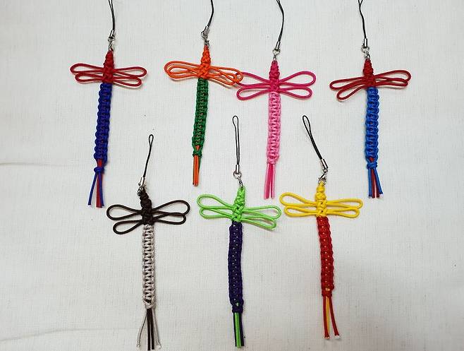 Sample bracelets made during a class (Donglim Knot Workshop)