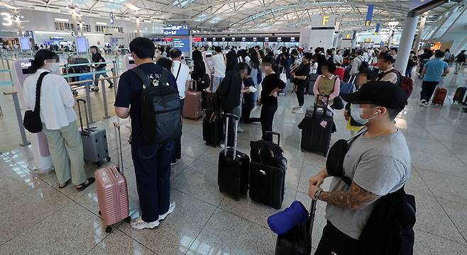 지난 21일 오전 인천국제공항 제1터미널 출국장에서 오사카와 후쿠오카 등 일본으로 떠나려는 여행객들이 탑승수속을 위해 줄을 서고 있다. [사진 출처 = 연합뉴스]