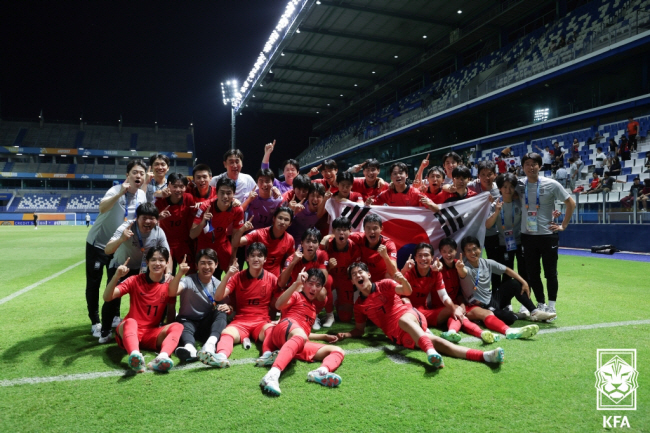 한국 축구대표팀이 30일 오전(한국시간) 태국 빠툼타니 스타디움에서 2023 AFC U-17 아시안컵 결승 진출을 확정한 후 환호하고 있다.  대한축구협회 제공