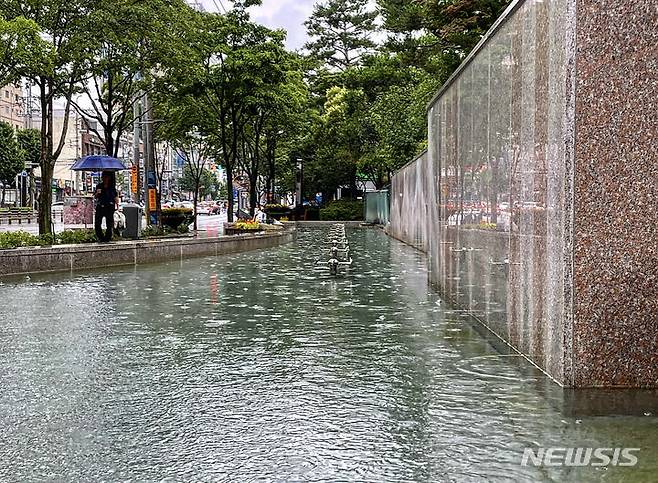 [대구=뉴시스] 정재익 기자 = 소나기가 예보된 29일 오후 대구 서구청 앞 분수 시설에 빗물이 고여있다. 2023.06.29. jjikk@newsis.com