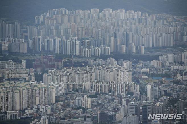 [서울=뉴시스] 정병혁 기자 = 기획재정부는 하반기부터 달라지는 제도와 법규사항 등을 알기 쉽게 정리한 '2023년 하반기부터 이렇게 달라집니다' 책자를 발간했다고 30일 밝혔다. 사진은 28일 서울 시내 전망대에서  바라본 서울시내 아파트의 모습. 2023.06.28. jhope@newsis.com