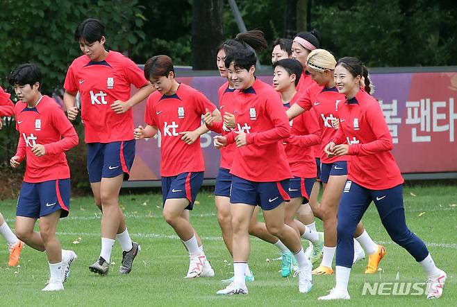 [파주=뉴시스] 김진아 기자 = 대한민국 여자축구 국가대표팀 이금민, 최유리를 비롯한 선수들이 30일 오전 경기 파주 국가대표트레이팅센터(NFC)에서 런닝을 하며 몸을 풀고 있다. 2023.06.30. bluesoda@newsis.com