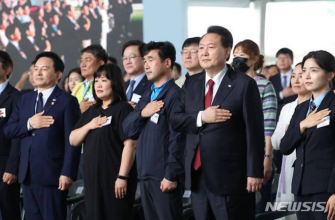 [고양=뉴시스] 전신 기자 = 윤석열 대통령이 30일 경기도 고양 어울림누리 별무리경기장에서 열린 대곡-소사 복선전철 개통 기념식에서 국기에 대한 경례를 하고 있다. (대통령실통신사진기자단) 2023.06.30. photo1006@newsis.com