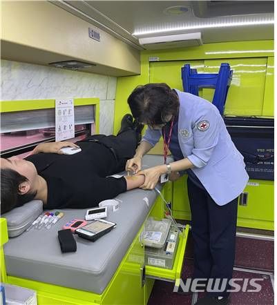 [전주=뉴시스]윤난슬 기자 = 한국도로공사 전북본부는 세계 헌혈자의 날(6월 14일)을 기념해 6월 한 달간 직원들이 릴레이 헌혈을 전개했다고 30일 밝혔다.(사진=도공 전북본부 제공)