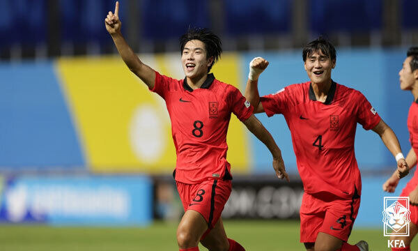 29일(현지시간) 태국 빠툼타니 스타디움에서 열린 2023 아시아축구연맹(AFC) 17세 이하(U-17) 아시안컵 4강전 대한민국과 우즈베키스탄의 경기에서 대표팀 백인우가 선취골을 넣고 세리머니를 하고 있다. 대한축구협회 제공