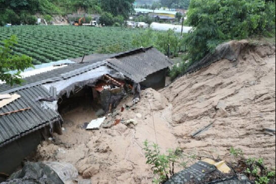 30일 경북 영주시 상망동에서 산사태로 매몰된 주택 지붕이 뚫린채 복구를 기다리고 있다. 연합뉴스