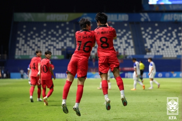 17세 이하(U17) 한국 축구 대표팀의 백인우(8번)가 30일(한국시간) 태국 빠툼타니 스타디움에서 끝난 U17 아시안컵 우즈베키스탄과의 4강전에서 선제골을 넣고 세리머니를 하고 있다. 대한축구협회 제공