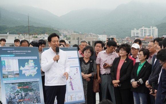 오세훈(왼쪽) 서울시장이 30일 도봉구 덕성여대 차미리사기념관에서 북한산 고도지구 현황에 관해 설명하고 있다. 서울시 제공