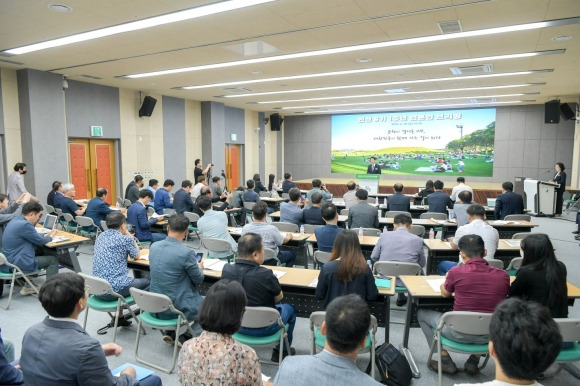 노관규 순천시장의 취임 1주년 기자회견 모습