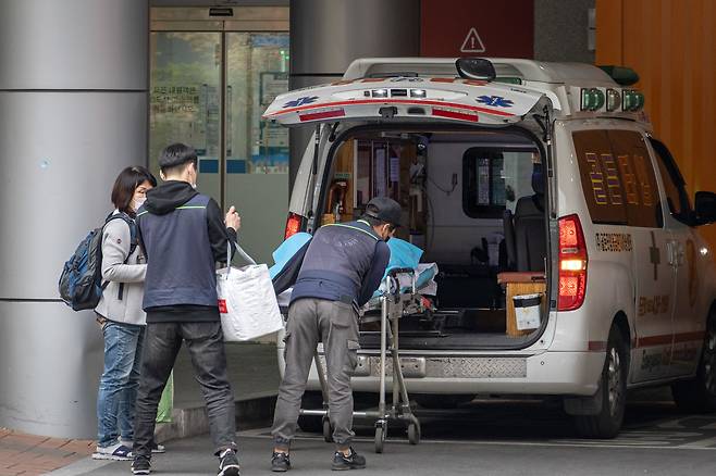 4월11일 구급차가 대구 지역의 한 응급실로 환자를 이송하고 있다. ⓒ시사IN 신선영