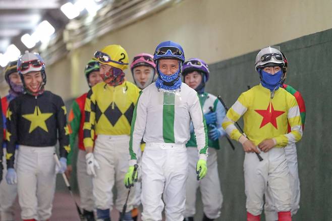 마지막 경주 출전을 위해 트랙으로 나서고 있는 김귀배 기수(가운데). 사진제공 l 한국마사회