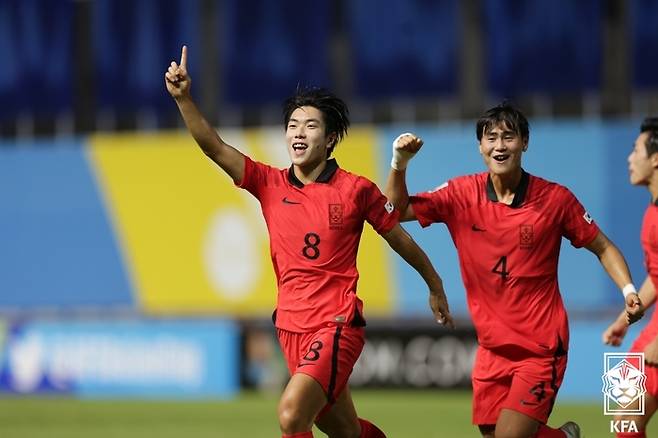 한국 U-17 축구대표팀 백인우가 29일(현지시간) 태국 빠툼타니 스타디움에서 열린 우즈베키스탄과의 2023 AFC U-17 아시안컵 준결승에서 결승골을 넣은 뒤 세리머니를 하고 있다.     대한축구협회 제공