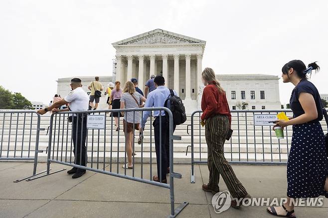 연방 대법원 방문한 사람들 [EPA=연합뉴스. 재판매 및 DB 금지]