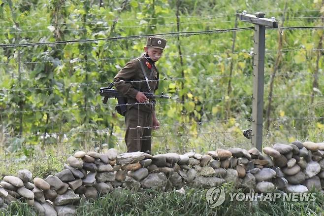 북-중 접경에서 총 들고 경계 근무 서는 인민군 병사 중국 지린(吉林)성 창바이(長白) 조선족 자치 현에서 2020년 촬영한 사진