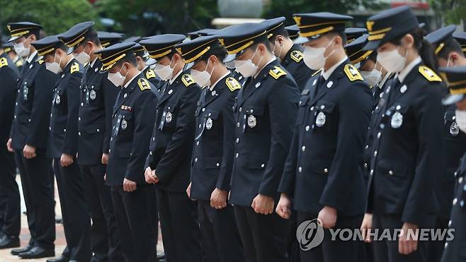 묵념하는 울산 소방관들 2021년 7월 2일 오전 울산시청 햇빛광장에서 거행된 고(故) 노명래 소방교의 영결식에 참석한 소방관들이 묵념하는 모습. [연합뉴스 자료사진]