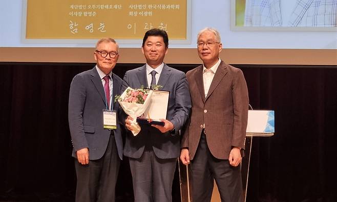 제27회 오뚜기 함태호 학술상 시상식 신한승 동국대 식품생명공학과 교수(가운데) [오뚜기 제공. 재판매 및 DB금지]