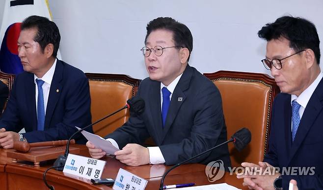 발언하는 이재명 대표 (서울=연합뉴스) 한상균 기자 = 민주당 이재명 대표가 30일 국회 당 사무실에서 열린 최고위에서 발언하고 있다. 2023.6.30 xyz@yna.co.kr