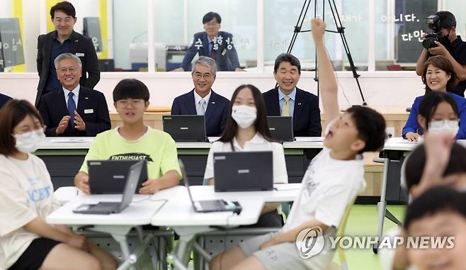 이주호 장관, 경남서 AI 학습 현장 방문 (창원=연합뉴스) 김동민 기자 = 이주호 사회부총리 겸 교육부 장관이 30일 오전 경남 창원시 성산구 창원상남초등학교를 방문해 경남교육청이 만든 빅데이터·인공지능(AI) 학습 플랫폼 '아이톡톡' 수업 참관을 하고 있다. 왼쪽은 박종훈 경남도교육감. 2023.6.30 image@yna.co.kr