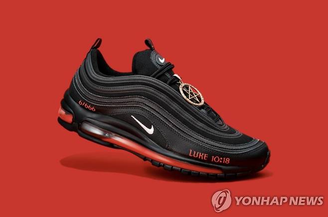 '사탄 운동화' [로이터=연합뉴스. 재판매 및 DB 금지]