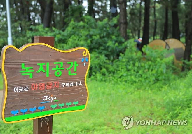 '누가 버리고 갔을까' (제주=연합뉴스) 백나용 기자 = 30일 오후 제주시 협재해수욕장과 금능해수욕장에 사이에 주인 잃은 텐트가 방치돼 있다. 제주시는 이날 협재·금능 해수욕장 야영장 내 알박기 텐트를 모두 철거하고 시민과 관광객이 효율적으로 사용할 수 있도록 7월 1일부터 8월 31일까지 지역 청년회에 위탁해 한시적으로 유료 운영한다는 방침이다. 2023.6.30 dragon.me@yna.co.kr