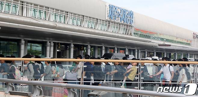 29일 오후 관광객들이 제주국제공항 출발장으로 향하고 있다.2023.5.29./뉴스1 ⓒ News1 오미란 기자