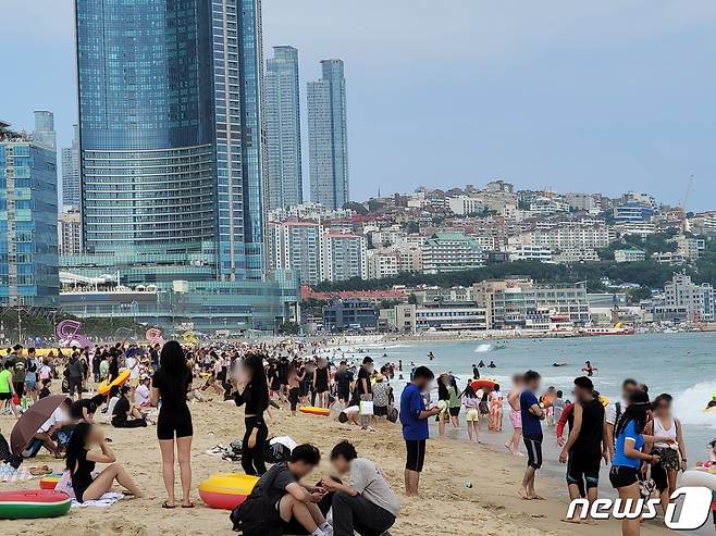 1일 부산 7개 해수욕장이 개장한 가운데 해운대해수욕장이 피서객들로 붐비고 있다. 2023.7.1/뉴스1 ⓒ News1 조아서 기자