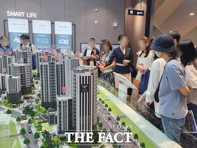 롯데건설이 서울 동대문구 청량리동에 공급하는 '청량리 롯데캐슬 하이루체' 견본주택을 열고 분양을 실시한다. 30일 오전 견본주택을 방문한 이들이 내부를 둘러보고 있다. /최지혜 기자