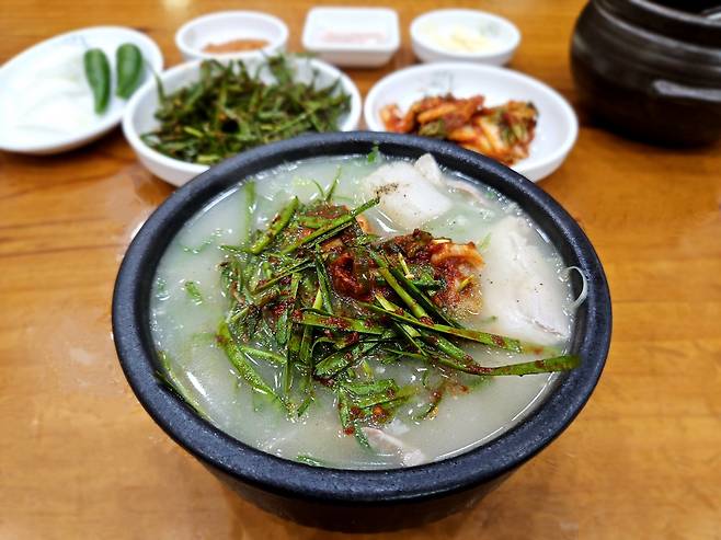 펄펄 끓는 솥을 옮겨가며 붓고 따르기를 반복하는 토렴으로 덥혀낸 김해 ‘밀양돼지국밥’/양세욱 제공