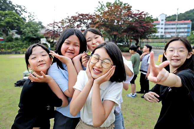 졸업 사진 촬영 중 신난 모습의 학생들. /주민욱 영상미디어 기자