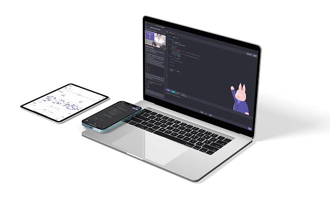 별도의 프로그램 설치 없이 로그인만으로 PC·모바일·태블릿으로 엘리스 코딩 수업을 진행하는 모습./엘리스 제공