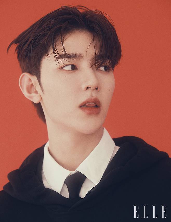 후디드 톱은 Fendi by Marc Jacobs. 화이트 셔츠와 타이는 모두 스타일리스트 소장품.