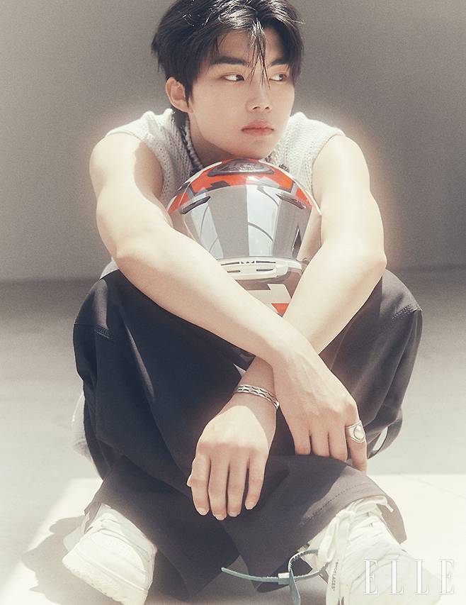 니트 베스트와 팬츠, 체인 네크리스, 스니커즈는 모두 Off-White™. 브레이슬릿과 링은 모두 Bulletto. 바이크 헬멧은 Arai.