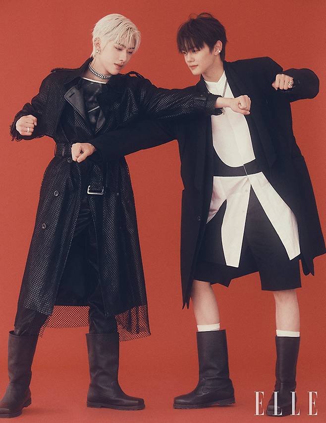 리키가 입은 레더 트렌치코트는 Ul:kin. 프린트 톱과 부츠는 모두 We11done, 레더 팬츠는 De_caffeine Homme. 오른쪽 귀에 착용한 이어링은 Jiwon Choi. 십자가 이어링은 Bulleto. 초커는 Swarovski. 규빈이 입은 블랙 코트는 Songzio. 오버사이즈 화이트 셔츠와 쇼츠는 모두 Alexander McQueen. 이어 커프는 51 Percent. 네크리스는 Ul:kin. 약지에 낀 링은 Vokchoi. 부츠는 We11done.