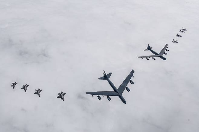 지난 4월 14일 한반도 상공에서 우리 공군 F-35A 전투기와 미 공군 B-52H 전략폭격기, F-16 전투기가 참여한 연합 공중훈련이 실시되고 있다. 사진=국방부 제공