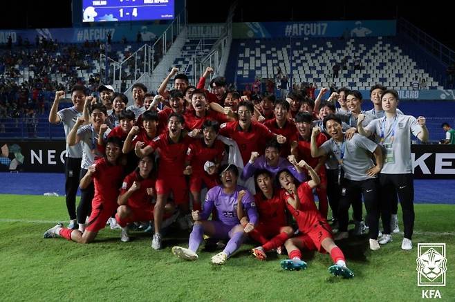 [서울=뉴시스]변성환 감독이 이끄는 축구대표팀은 25일 오후 11시(한국시간) 태국 빠툼타니 스타디움에서 열린 개최국 태국과의 2023 아시아축구연맹(AFC) U-17 아시안컵 8강에서 강민우(울산현대고), 김명준(포항제철고), 윤도영(충남기계공고), 김현민(영등포공고)의 골을 앞세워 4-1로 승리했다. (사진 = 대한축구협회 제공) /사진=뉴시스