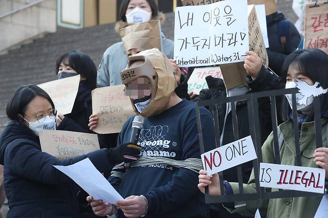 지난해 2월 서울 세종문화회관 앞에서 화성 외국인보호소 수용 중 이른바 ‘새우꺾기’를 당했던 모로코 국적의 난민 신청자 엠이 가혹행위 당시의 결박 차림으로 보호소의 반인권적 행태를 규탄하고 있다. 연합뉴스