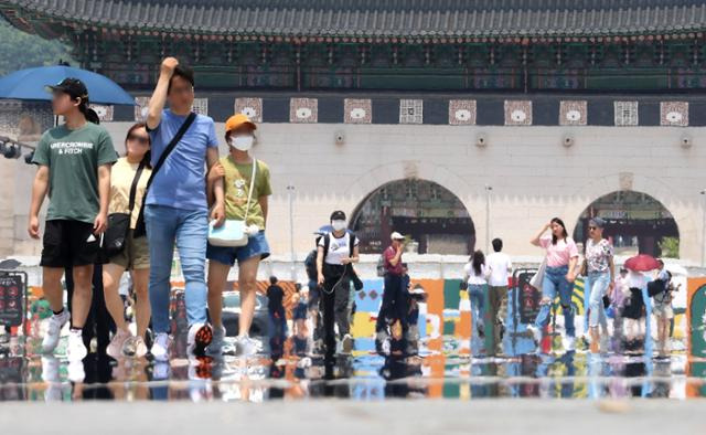 지난달 19일 서울, 경기 등 중부지방에 폭염주의보가 발효 중인 서울 광화문광장에 아지랑이가 피어오르고 있다. 연합뉴