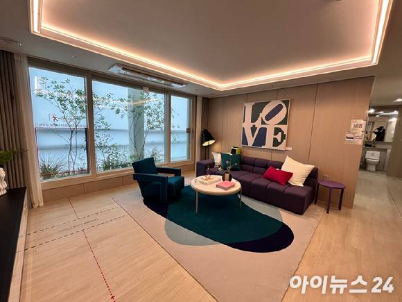 '시흥 롯데캐슬 시그니처' 견본주택 전용면적 84㎡ A타입의 거실. [사진=안다솜 기자]