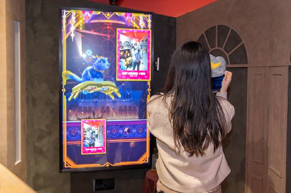 한 관람객이 포토부스에서 사진을 찍고 있다. [사진=라이엇게임즈]