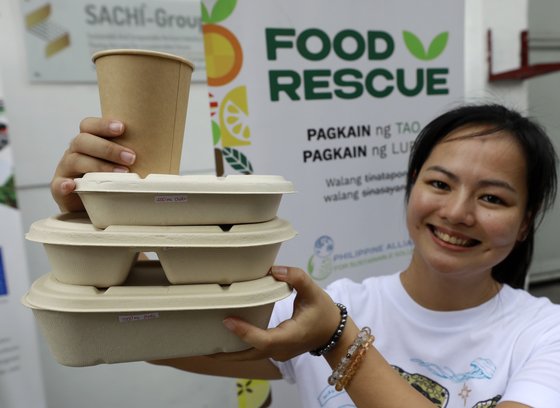 친환경 포장 제조업체인 SACHI 그룹과 에코네스트 필리핀의 공동 설립자인 니키 세비아 카암푸에드가 생분해성 테이크아웃 식품 용기와 에코컵을 선보이고 있다. EPA=연합뉴스