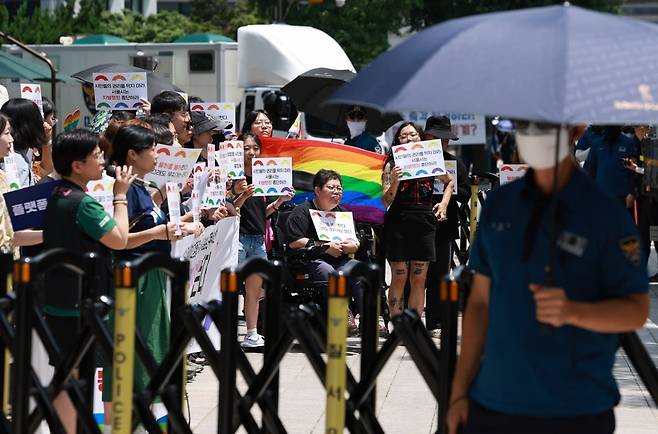 '서울시 차별행정에 분노하는 인권시민종교사회단체'에 참여하고 있는 단체 관계자와 2023 서울퀴어문화축제 참가자들이 1일 오후 서울시청 앞에서 소수자 배제, 서울시의 차별행정을 규탄하며 기자회견을 열고 있다. 회견 장소 주변에 시민 통행로 확보와 퀴어축제 반대 단체와의 충돌을 우려해 경찰이 설치한 철재 펜스가 놓여 있다. 사진=연합