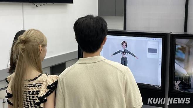 30일 서울 중구 동대문디자인플라자(DDP) 패션몰에 개소한 메타패션 플레이그라운드에서 관계자가 클로 지니를 활용한 가상의류 제작 및 쇼룸을 시연하고 있다.&nbsp; &nbsp;사진=안세진 기자