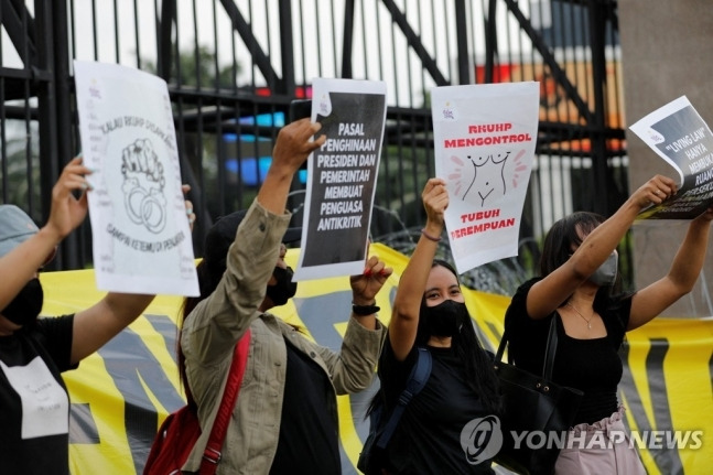 지난해 12월 인도네시아 국회가 혼외 성관계, 혼전 동거 등을 불법으로 하는 형법 개정안을 통과시키는데 대해 인권단체들이 반대시위를 벌이고 있다.