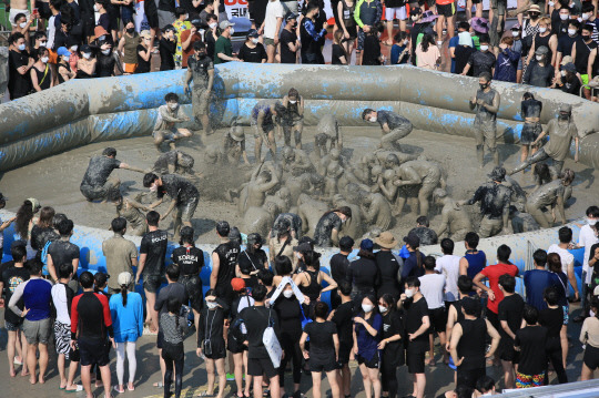 지난해 머드축제를 즐기는 관광객들의 모습