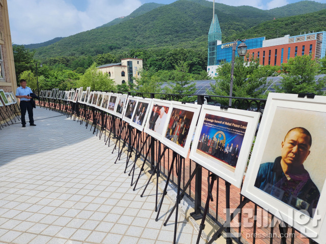 ▲1일 경기 군포시에서 열린 ‘김대중재단 군포지회 창립대회’에서 펼쳐진 김대중 전 대통령의 투쟁과 옥살이 및 군사재판 등의 모습이 담긴 ‘김대중 전 대통령 특별사진전’. ⓒ프레시안(전승표)